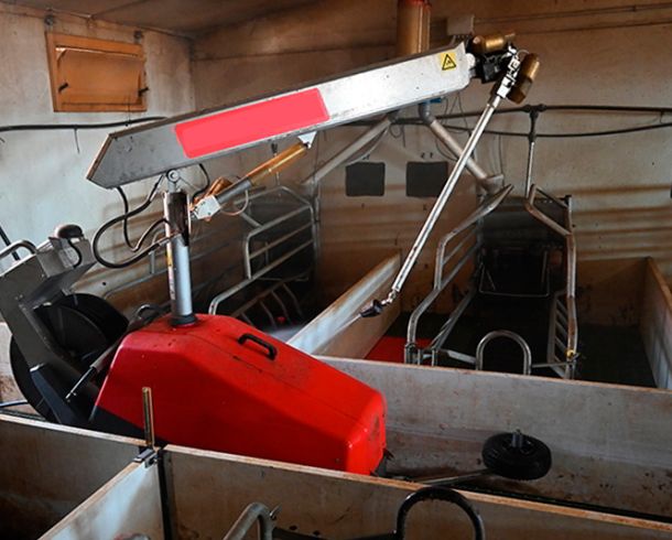 maquina limpiando granja por dentro 