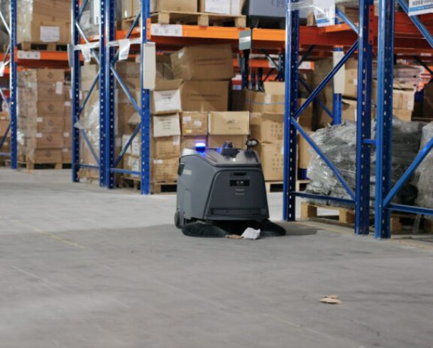 maquina inteligente limpiando granja de cerdos