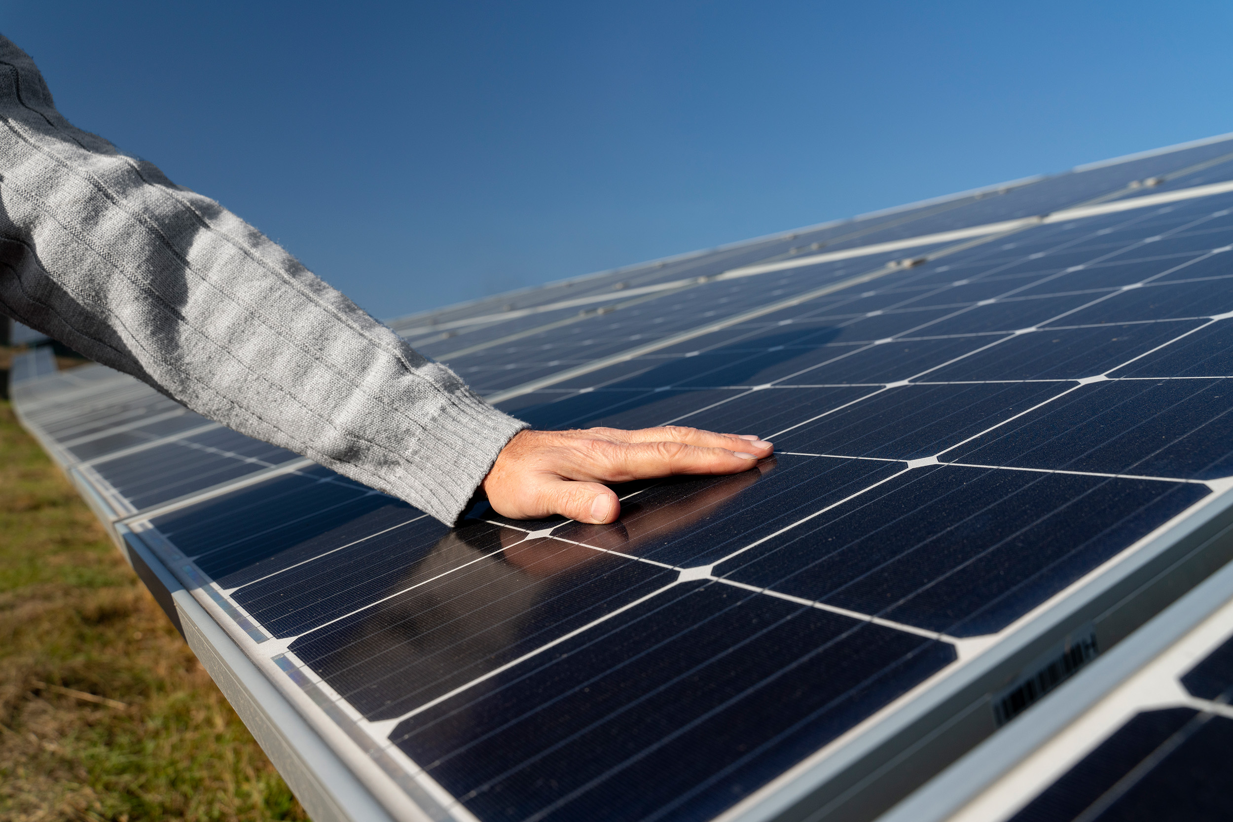 imagen de profesional tocando placa solar 