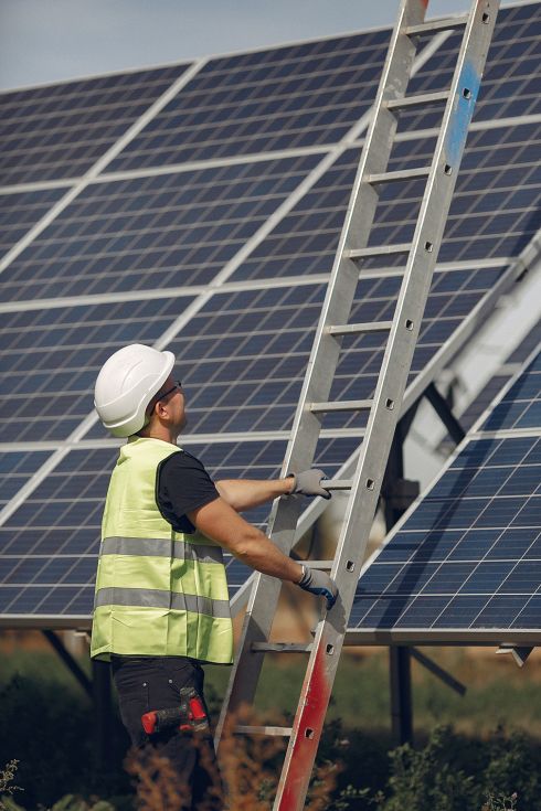 profesional reparando placa solar
