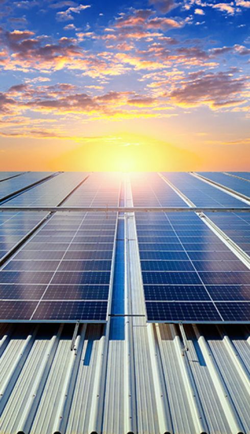 atardecer con placas solares