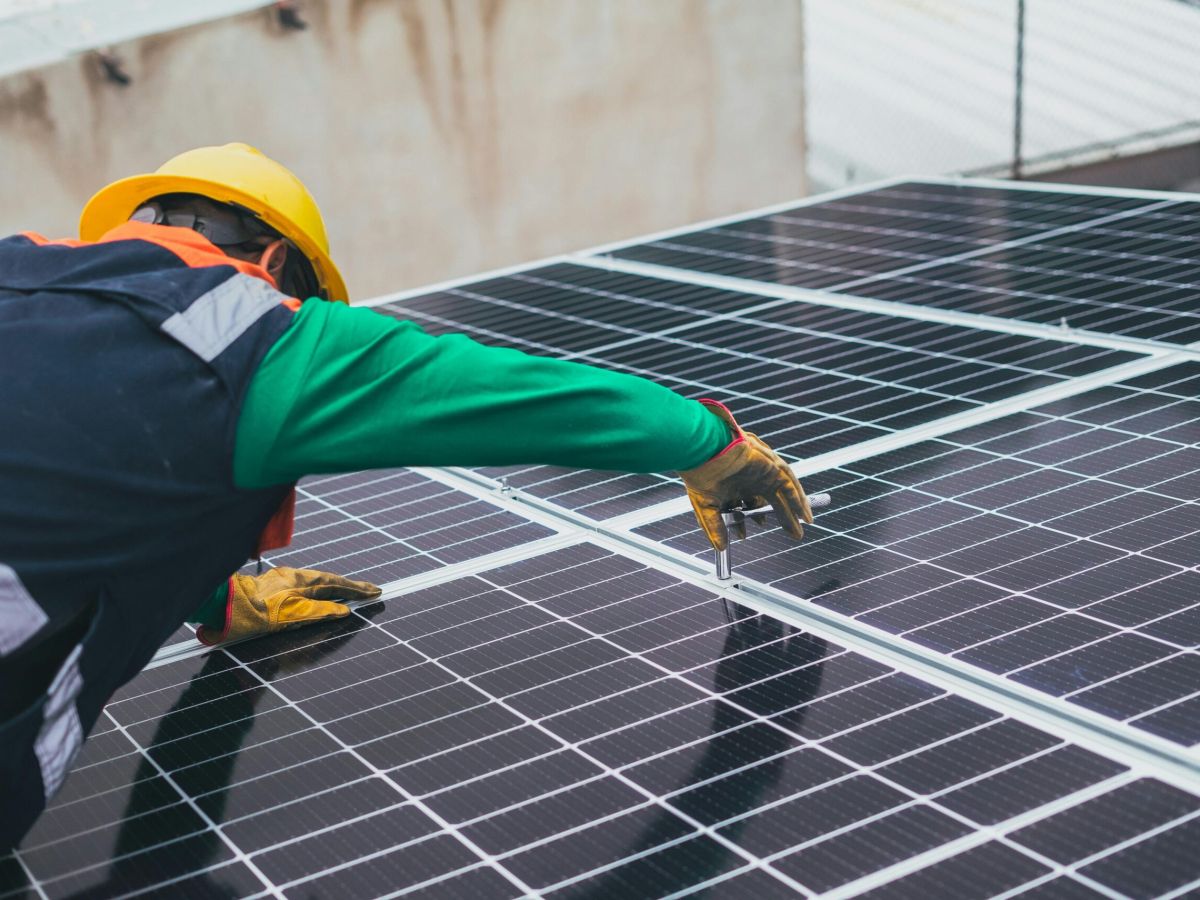 profesional instalando placas solares